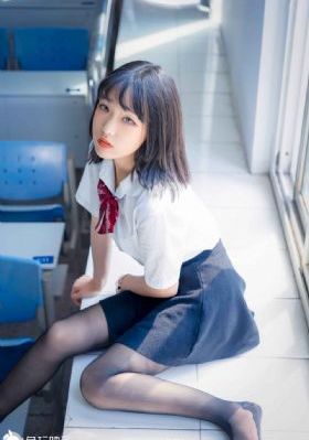 手伸进她的乳罩里揉搓着_超清手机在线看